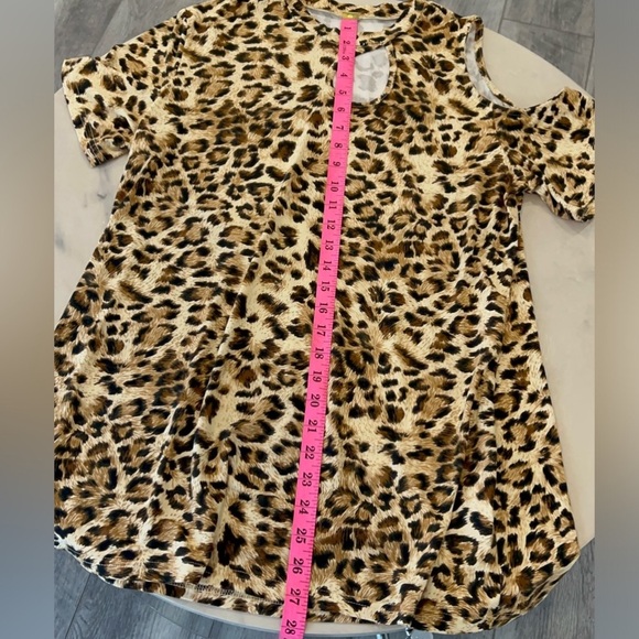 Leopard Print Cold Shoulder Top. - Picture 9 of 10
